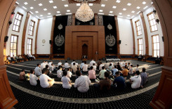 احتفاءً بتخرجهم في دورة سيد الماء.. المجمع العلمي يقيم حفلًا تكريميًّا لـ 60 طالبًا في كربلاء