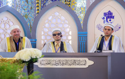 راية المولى أبيّ الفضل العباس تعانق راية أمير المؤمنين بعد حصول فريق النجف الأشرف على المركز الأول في المسابقة القرآنية الفرقية الوطنية الخامسة