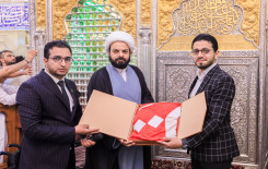 راية المولى أبيّ الفضل العباس تعانق راية أمير المؤمنين بعد حصول فريق النجف الأشرف على المركز الأول في المسابقة القرآنية الفرقية الوطنية الخامسة