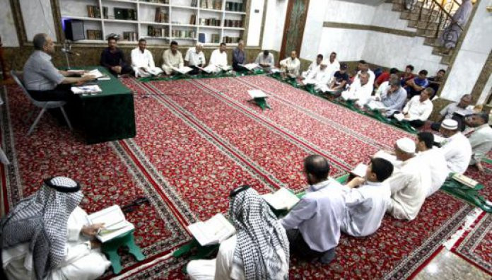 معلومات قيمه في أحكام التلاوة والتجويد يتلقاها الطلبة المشاركون في دورة الكفيل الثالثة التي يقيمها معهد القرآن الكريم